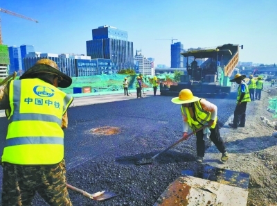 建設(shè)者上&ldquo;蒸&rdquo;下&ldquo;烤&rdquo;保施工進度