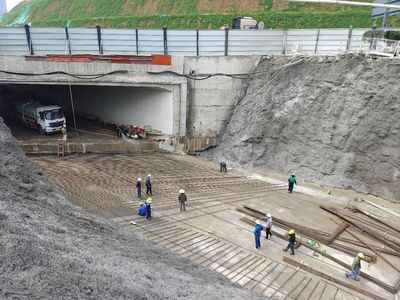 五一堅守在崗 宜昌重點市政道路施工忙